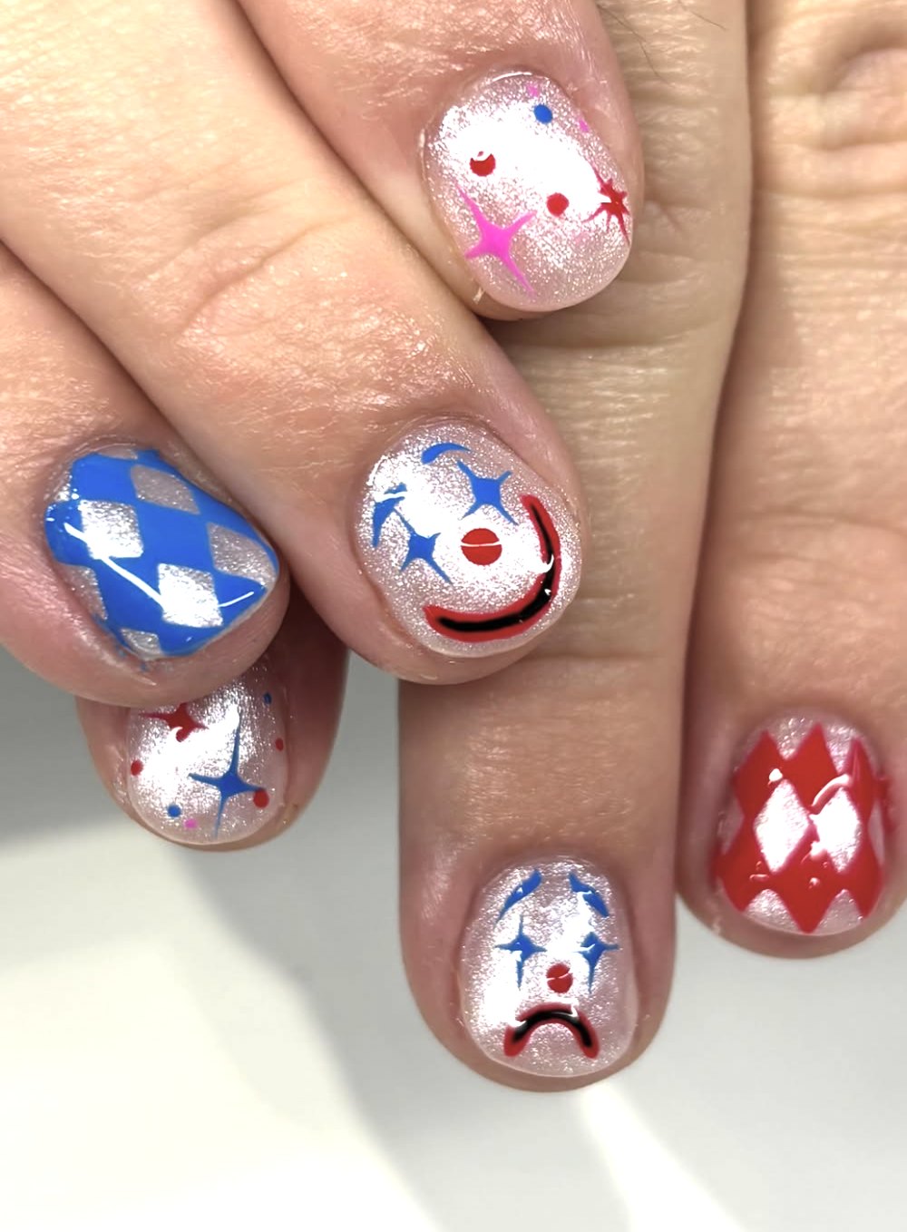Short nails with clown face, harlequin and sparkle art